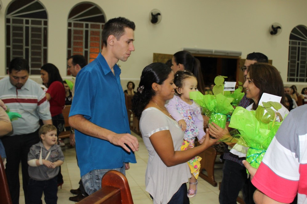 Mudas sendo entregues a crianças batizadas na Paroquia S Jose Operario.JPG